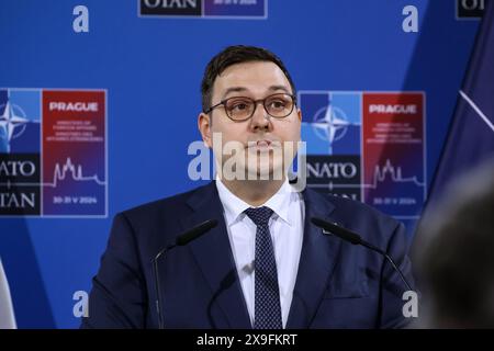 Prag, Tschechische Republik. 31. Mai 2024. Jan Lipavský, tschechischer Außenminister, spricht während einer Pressekonferenz am zweiten Tag des informellen Treffens der NATO-Außenminister im Hrzan-Palast vor den Medien. Es ist das letzte Treffen der NATO-Vertreter vor dem hochrangigen Gipfel in Washington. Das Treffen konzentriert sich auf den Krieg Russlands in der Ukraine und die Unterstützung der Ukraine durch die NATO. Quelle: SOPA Images Limited/Alamy Live News Stockfoto