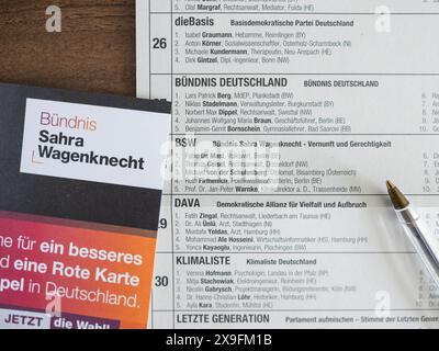 Stimmzettel zur Europawahl mit einem Flyer der BSW-Partei. Bündnis Sahra Wagenknecht zu den Abstimmungsdokumenten für das EU-parlament. Stockfoto