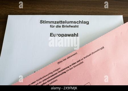 Briefumschlag für die Europawahlen 2024 (Europawahl). Postalische Wahldokumente in Deutschland. Rosafarbener Briefumschlag. Stockfoto
