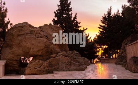 Heiliger Felsen mit einem Loch im Bergpark. Pirvyanzira. Baku. Aserbaidschan. Stockfoto