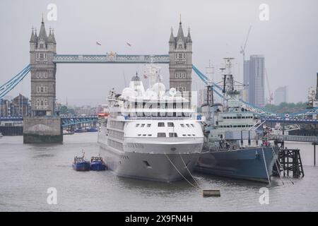 London, Großbritannien. 31. Mai 2024. Silver Wind Passagier Cruise Ship legte an einem windigen, bewölkten Tag in London neben der HMS Belfast an der Themse an. Quelle: amer Gazzal/Alamy Live News Stockfoto