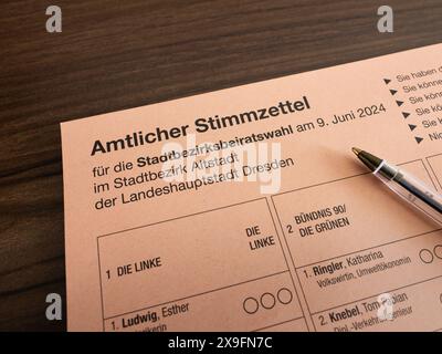 Amtlicher Stimmzettel für die Stadtbezirksbeiratswahl 2024 in Dresden. Der Stift liegt auf dem Papier. Stockfoto