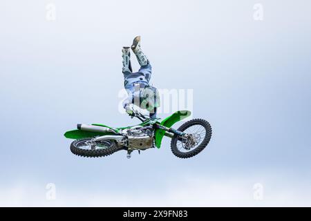 SQUIBB Freestyle Extreme Motocross fmx mit aufregenden und gefährlichen Luftstunts bei der Royal Bath and West Show. John Rose/Alamy Live News Stockfoto