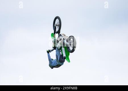 SQUIBB Freestyle Extreme Motocross fmx mit aufregenden und gefährlichen Luftstunts bei der Royal Bath and West Show. John Rose/Alamy Live News Stockfoto