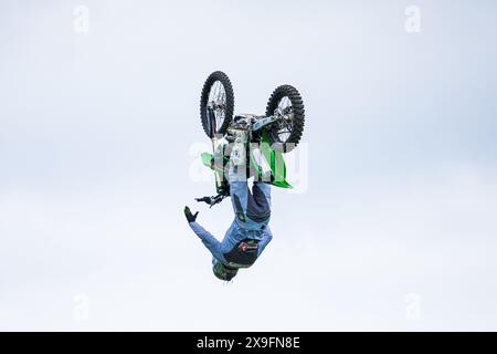 SQUIBB Freestyle Extreme Motocross fmx mit aufregenden und gefährlichen Luftstunts bei der Royal Bath and West Show. John Rose/Alamy Live News Stockfoto