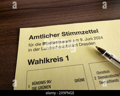 Amtlicher Stimmzettel für die Stadtswahl 2024 in Dresden. Der Stift liegt auf dem Abstimmungsdokument. Stockfoto