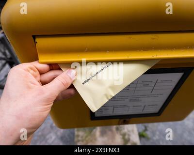 Briefwahl zur Kommunalwahl 2024 in Sachsen. Den Umschlag mit dem Stimmzettel in einen Briefkasten in Deutschland schicken. Stockfoto