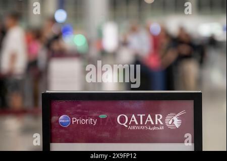 Ein Schild von Qatar Airways, der staatlichen Fluggesellschaft Katars, die die Vorranglinie am Chek Lap Kok International Airport angibt. Stockfoto