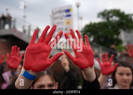 Hamburg, Deutschland. 31. Mai 2024. Pro-palästinensische Demonstranten halten während eines Rathauses am St. Pauli Fischmarkt im Rahmen der Europawahlen-Tour Bündnis 90/die Grünen ihre roten Hände hoch. Die Europawahlen finden am 9. Juni statt. Quelle: Marcus Brandt/dpa/Alamy Live News Stockfoto