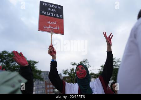 Hamburg, Deutschland. 31. Mai 2024. Pro-palästinensische Demonstranten halten während eines Rathauses am St. Pauli Fischmarkt im Rahmen der Europawahlen-Tour Bündnis 90/die Grünen ihre roten Hände hoch. Die Europawahlen finden am 9. Juni statt. Quelle: Marcus Brandt/dpa/Alamy Live News Stockfoto