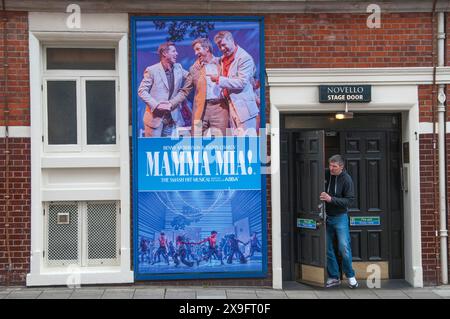 Mamma Mia Poster neben der Bühnentür des Novello Theatre, West End, London, England Stockfoto