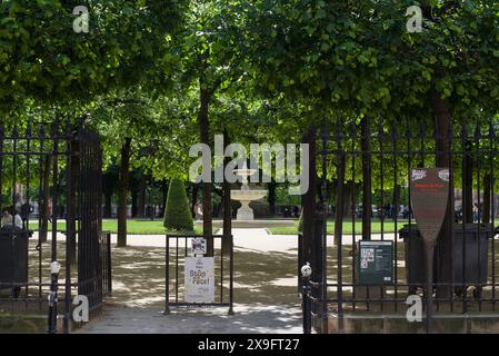 Paris, Frankreich. 05.16.2024 der Eingang des Platzes Louis XIII. Am Place des Vosges. Stockfoto