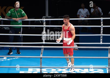 Bangkok, Thailand. 31. Mai 2024. Zeyad Eashash (Rot) aus Jordanien feiert, nachdem er Aidan Walsh (Blau) aus Irland beim 2. WM-Qualifikationsturnier im Indoor Stadium Huamark gewonnen hat. Zeyad Eashash aus Jordanien erhielt bei den Olympischen Spielen 2024 in Paris eine Quote von 71 kg, nachdem er Aidan Walsh aus Irland gewonnen hatte. Quelle: SOPA Images Limited/Alamy Live News Stockfoto