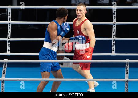 Bangkok, Thailand. 31. Mai 2024. Damian Durkacz (Rot) aus Polen im Kampf gegen Jorge Cuellar (Blau) aus Kuba während des 2. WM-Qualifikationsturniers in Paris im Indoor-Stadion Huamark. Damian Durkacz aus Polen erhielt bei den Olympischen Spielen 2024 in Paris eine Quote von 71 kg, nachdem er Jorge Cuellar aus Kuba gewonnen hatte. Quelle: SOPA Images Limited/Alamy Live News Stockfoto