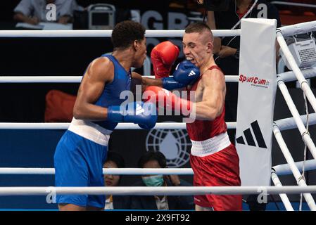 Bangkok, Thailand. 31. Mai 2024. Damian Durkacz (Rot) aus Polen im Kampf gegen Jorge Cuellar (Blau) aus Kuba während des 2. WM-Qualifikationsturniers in Paris im Indoor-Stadion Huamark. Damian Durkacz aus Polen erhielt bei den Olympischen Spielen 2024 in Paris eine Quote von 71 kg, nachdem er Jorge Cuellar aus Kuba gewonnen hatte. Quelle: SOPA Images Limited/Alamy Live News Stockfoto