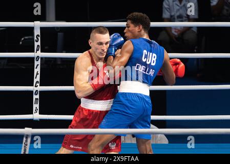 Bangkok, Thailand. 31. Mai 2024. Damian Durkacz (Rot) aus Polen im Kampf gegen Jorge Cuellar (Blau) aus Kuba während des 2. WM-Qualifikationsturniers in Paris im Indoor-Stadion Huamark. Damian Durkacz aus Polen erhielt bei den Olympischen Spielen 2024 in Paris eine Quote von 71 kg, nachdem er Jorge Cuellar aus Kuba gewonnen hatte. Quelle: SOPA Images Limited/Alamy Live News Stockfoto