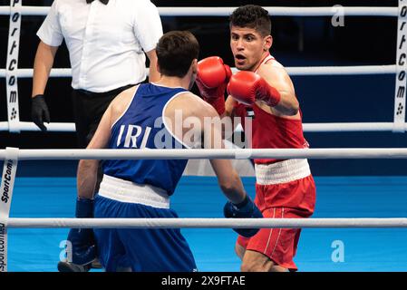 Bangkok, Thailand. 31. Mai 2024. Zeyad Eashash (Rot) aus Jordanien im Kampf gegen Aidan Walsh (Blau) aus Irland während des 2. WM-Qualifikationsturniers im Indoor Stadium Huamark. Zeyad Eashash aus Jordanien erhielt bei den Olympischen Spielen 2024 in Paris eine Quote von 71 kg, nachdem er Aidan Walsh aus Irland gewonnen hatte. Quelle: SOPA Images Limited/Alamy Live News Stockfoto