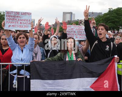 Hamburg, Deutschland. 31. Mai 2024. Pro-palästinensische Demonstranten halten während eines Rathauses am St. Pauli Fischmarkt im Rahmen der Europawahlen-Tour Bündnis 90/die Grünen ihre roten Hände hoch. Die Europawahlen finden am 9. Juni statt. Quelle: Marcus Brandt/dpa/Alamy Live News Stockfoto