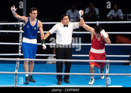 Bangkok, Thailand. 31. Mai 2024. Zeyad Eashash (Rot) aus Jordanien feiert, nachdem er Aidan Walsh (Blau) aus Irland beim 2. WM-Qualifikationsturnier im Indoor Stadium Huamark gewonnen hat. Zeyad Eashash aus Jordanien erhielt bei den Olympischen Spielen 2024 in Paris eine Quote von 71 kg, nachdem er Aidan Walsh aus Irland gewonnen hatte. (Foto: Peerapon Boonyakiat/SOPA Images/SIPA USA) Credit: SIPA USA/Alamy Live News Stockfoto