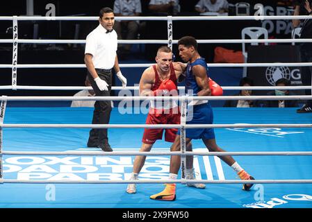 Bangkok, Thailand. 31. Mai 2024. Damian Durkacz (Rot) aus Polen im Kampf gegen Jorge Cuellar (Blau) aus Kuba während des 2. WM-Qualifikationsturniers in Paris im Indoor-Stadion Huamark. Damian Durkacz aus Polen erhielt bei den Olympischen Spielen 2024 in Paris eine Quote von 71 kg, nachdem er Jorge Cuellar aus Kuba gewonnen hatte. (Foto: Peerapon Boonyakiat/SOPA Images/SIPA USA) Credit: SIPA USA/Alamy Live News Stockfoto