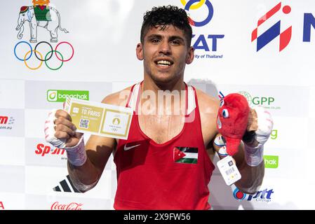 Bangkok, Thailand. 31. Mai 2024. Zeyad Eashash aus Jordanien posiert für ein Foto, nachdem er Aidan Walsh (nicht im Bild) aus Irland während des 2. WM-Qualifikationsturniers im Indoor Stadium Huamark gewonnen hat. Zeyad Eashash aus Jordanien erhielt bei den Olympischen Spielen 2024 in Paris eine Quote von 71 kg, nachdem er Aidan Walsh aus Irland gewonnen hatte. (Foto: Peerapon Boonyakiat/SOPA Images/SIPA USA) Credit: SIPA USA/Alamy Live News Stockfoto