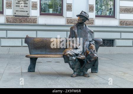 Lodz, Polen - 14. April 2024: Julian Tuwim-Denkmal oder Tuwim-Bank in der Piotrkowska-Straße. Stockfoto