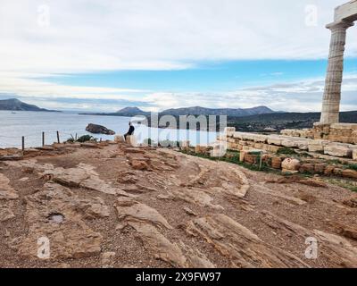 37 km südlich von Athen befindet sich der griechische Tempel Poseidon entlang der Attika-Halbinsel. Es ist für alle vorbeifahrenden Seeleute sichtbar und dient als Leuchtturm für Athener auf See. Der Tempel in der Nähe des Ozeans war ein geeigneter Ort für Poseidon, der Gott des Meeres und der Stürme und einer der schlechtesten, stimmungsvollsten und gierigsten griechischen Götter ist. Der Tempel wurde 444 v. Chr. erbaut und ist ein beliebter Ort, um einen Sonnenuntergang zu erleben, den Sie durch seine alten Säulen beobachten können, während die Sonne in die Ägäis eintaucht. Griechenland. Stockfoto