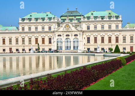 Wien, Österreich – 26. September 2023. Schloss Belvedere Teich Reflexion Wien Österreich. Schloss Belvedere in der Sonne reflektiert. Stockfoto