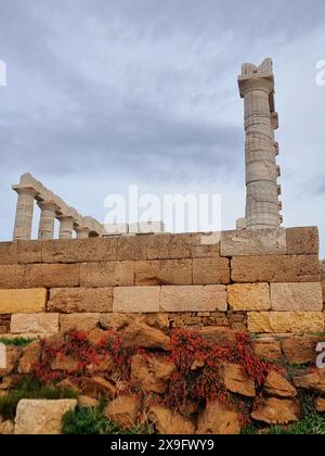 37 km südlich von Athen befindet sich der griechische Tempel Poseidon entlang der Attika-Halbinsel. Es ist für alle vorbeifahrenden Seeleute sichtbar und dient als Leuchtturm für Athener auf See. Der Tempel in der Nähe des Ozeans war ein geeigneter Ort für Poseidon, der Gott des Meeres und der Stürme und einer der schlechtesten, stimmungsvollsten und gierigsten griechischen Götter ist. Der Tempel wurde 444 v. Chr. erbaut und ist ein beliebter Ort, um einen Sonnenuntergang zu erleben, den Sie durch seine alten Säulen beobachten können, während die Sonne in die Ägäis eintaucht. Griechenland. Stockfoto