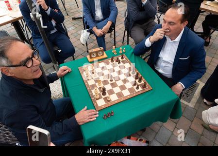 Torino, Italien. 31. Mai 2024. Alberto Cirio gioca a scacchi con Giacomo Portas presso la Bocciofila Madonna del Pilone di Torino, Italien. 31 maggio 2024: Alberto Cirio spielt Schach gegen Giacomo Portas in der Bocciofila Madonna del Pilone in Turin venerdì. Freitag, 31. Mai 2024 (Foto Matteo SECCI/LaPresse) Credit: LaPresse/Alamy Live News Stockfoto