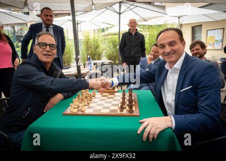 Torino, Italien. 31. Mai 2024. Alberto Cirio gioca a scacchi con Giacomo Portas presso la Bocciofila Madonna del Pilone di Torino, Italien. 31 maggio 2024: Alberto Cirio spielt Schach gegen Giacomo Portas in der Bocciofila Madonna del Pilone in Turin venerdì. Freitag, 31. Mai 2024 (Foto Matteo SECCI/LaPresse) Credit: LaPresse/Alamy Live News Stockfoto