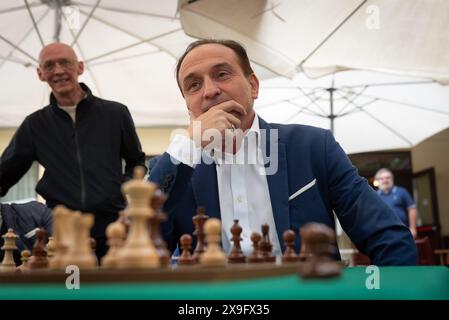 Torino, Italien. 31. Mai 2024. Alberto Cirio gioca a scacchi con Giacomo Portas presso la Bocciofila Madonna del Pilone di Torino, Italien. 31 maggio 2024: Alberto Cirio spielt Schach gegen Giacomo Portas in der Bocciofila Madonna del Pilone in Turin venerdì. Freitag, 31. Mai 2024 (Foto Matteo SECCI/LaPresse) Credit: LaPresse/Alamy Live News Stockfoto