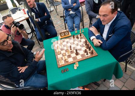 Torino, Italien. 31. Mai 2024. Alberto Cirio gioca a scacchi con Giacomo Portas presso la Bocciofila Madonna del Pilone di Torino, Italien. 31 maggio 2024: Alberto Cirio spielt Schach gegen Giacomo Portas in der Bocciofila Madonna del Pilone in Turin venerdì. Freitag, 31. Mai 2024 (Foto Matteo SECCI/LaPresse) Credit: LaPresse/Alamy Live News Stockfoto