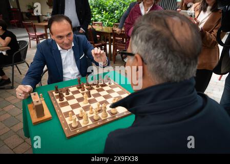 Torino, Italien. 31. Mai 2024. Alberto Cirio gioca a scacchi con Giacomo Portas presso la Bocciofila Madonna del Pilone di Torino, Italien. 31 maggio 2024: Alberto Cirio spielt Schach gegen Giacomo Portas in der Bocciofila Madonna del Pilone in Turin venerdì. Freitag, 31. Mai 2024 (Foto Matteo SECCI/LaPresse) Credit: LaPresse/Alamy Live News Stockfoto