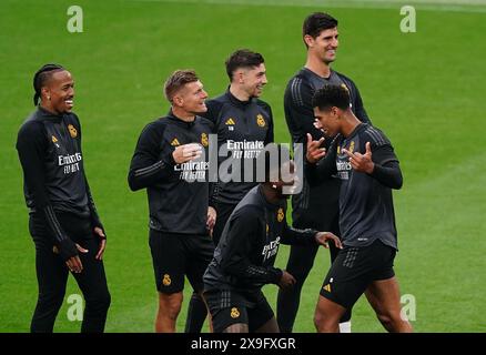 ***HINWEIS DES HERAUSGEBERS: Geste*** Jude Bellingham von Real Madrid (rechts) während eines Trainings im Wembley Stadium in London, vor dem Champions-League-Finale am Samstag, 1. Juni. Bilddatum: Freitag, 31. Mai 2024. Stockfoto