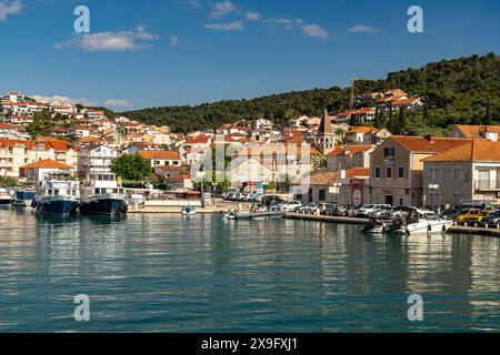 Strand in Okrug Gornji Hafen und die Kirche St. Joseph, Insel Ciovo, Trogir, Kroatien, Europa Kirche St. Josep, Insel Ciovo, Trogir, Kroatien, Euro Stockfoto