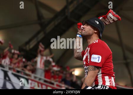 Athen, Griechenland. Mai 2024. Ein Olympiacos FC-Fan bejubelt sein Team während des Endspiels der UEFA Europa Conference League in der AEK Arena in Athen. Der Bildnachweis sollte lauten: Jonathan Moscrop/Sportimage Credit: Sportimage Ltd/Alamy Live News Stockfoto