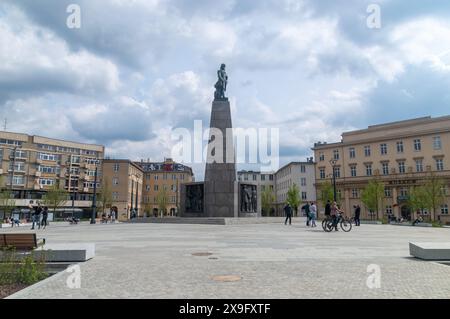 Lodz, Polen - 14. April 2024: Schöner Blick auf den Freiheitsplatz mit dem Tadeusz-Kosciuszko-Denkmal. Stockfoto