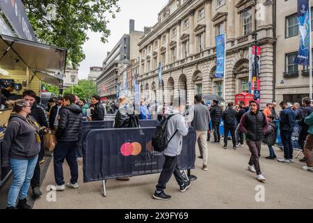 31. Mai 2024, London. Fußballfans in London treffen sich beim UEFA Champions League-Finale zwischen Real Madrid und Borussia Dortmund im Somerset House, einem der Veranstaltungsorte des 24. UEFA Champions Festivals in London. Stockfoto