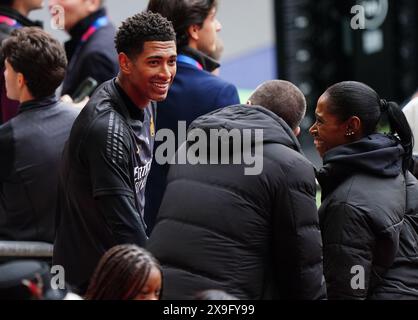 Jude Bellingham von Real Madrid spricht mit seiner Familie nach einem Training im Londoner Wembley-Stadion, vor dem Champions-League-Finale am Samstag, 1. Juni. Bilddatum: Freitag, 31. Mai 2024. Stockfoto