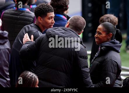 Jude Bellingham von Real Madrid spricht mit seiner Familie nach einem Training im Londoner Wembley-Stadion, vor dem Champions-League-Finale am Samstag, 1. Juni. Bilddatum: Freitag, 31. Mai 2024. Stockfoto