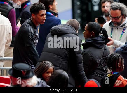 Jude Bellingham von Real Madrid spricht mit seiner Familie nach einem Training im Londoner Wembley-Stadion, vor dem Champions-League-Finale am Samstag, 1. Juni. Bilddatum: Freitag, 31. Mai 2024. Stockfoto