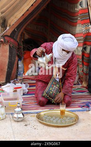 Algerischer Minztee wird bei Taghit in Westalgerien zubereitet Stockfoto