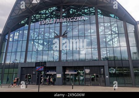 Lodz, Polen - 14. April 2024: Haupteingang zum Bahnhof Lodz Fabryczna. Stockfoto