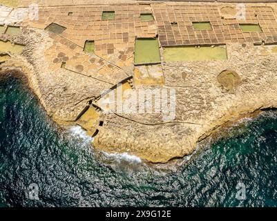 Berühmte touristische Attraktion auf der Insel Gozo die Salzpfannen in der Bucht von Xwejni, Xwejni, Gozo Insel ein Teil der Malta Inseln. Stockfoto