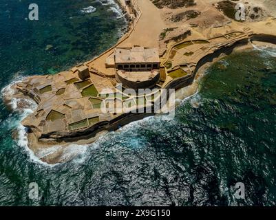 Berühmte touristische Attraktion auf der Insel Gozo die Salzpfannen in der Bucht von Xwejni, Xwejni, Gozo Insel ein Teil der Malta Inseln. Stockfoto