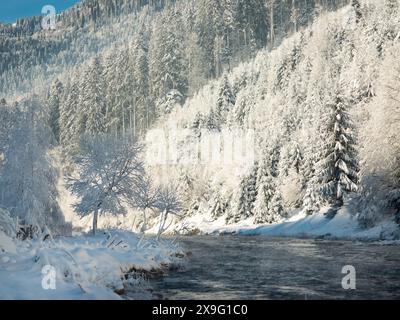 Helle Sonne nach starkem Schneefall Stockfoto