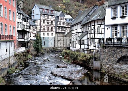 Malerische Monschau: Historische Gebäude entlang der Rur in der Nordeifel Stockfoto