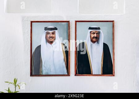 Doha, Katar - 1. Mai 2024: Porträt von Tamim bin Hamad Al Thani, Emir von Katar, und Vater Emir H Scheich Hamad bin Khalifa Al Thani. Stockfoto