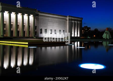 Lichter werden im Wasser des reflektierenden Pools vor dem Nelson Atkins Art Museum in Kansas City beleuchtet. Stockfoto